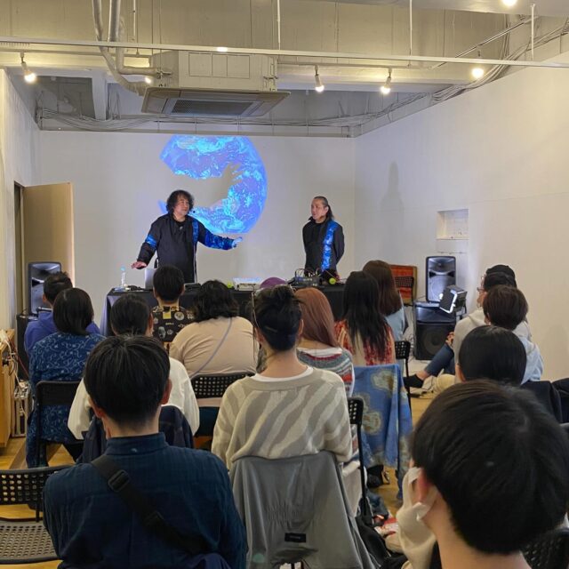 今日は山田玲司さんと赤座仁さんによる大人のための人形劇が開催されました。

人生、そんなに深刻に考えるな。
もともとはみんな単細胞。
比べる必要なんてない。
人