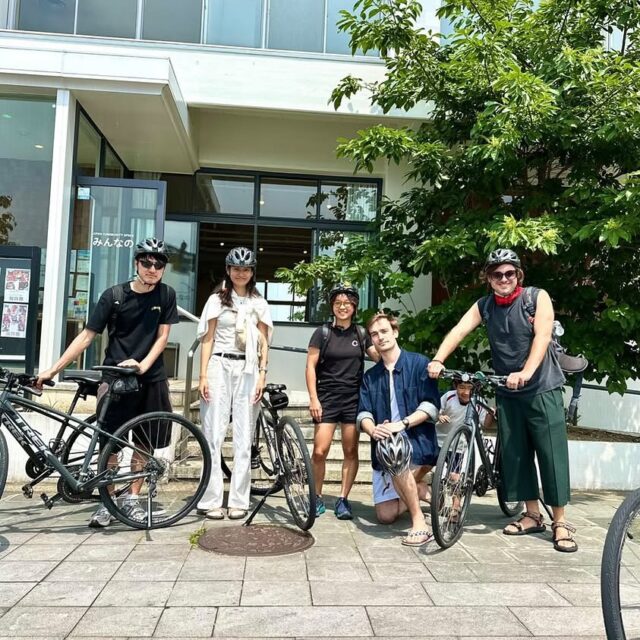 暑いですねー！
あちちちちち。
蝉も鳴き始めてすっかり夏。

写真は以前レンタサイクルを利用してくれたみなさんです。
夏の糸島も楽しみましょう😊

PS
そうい